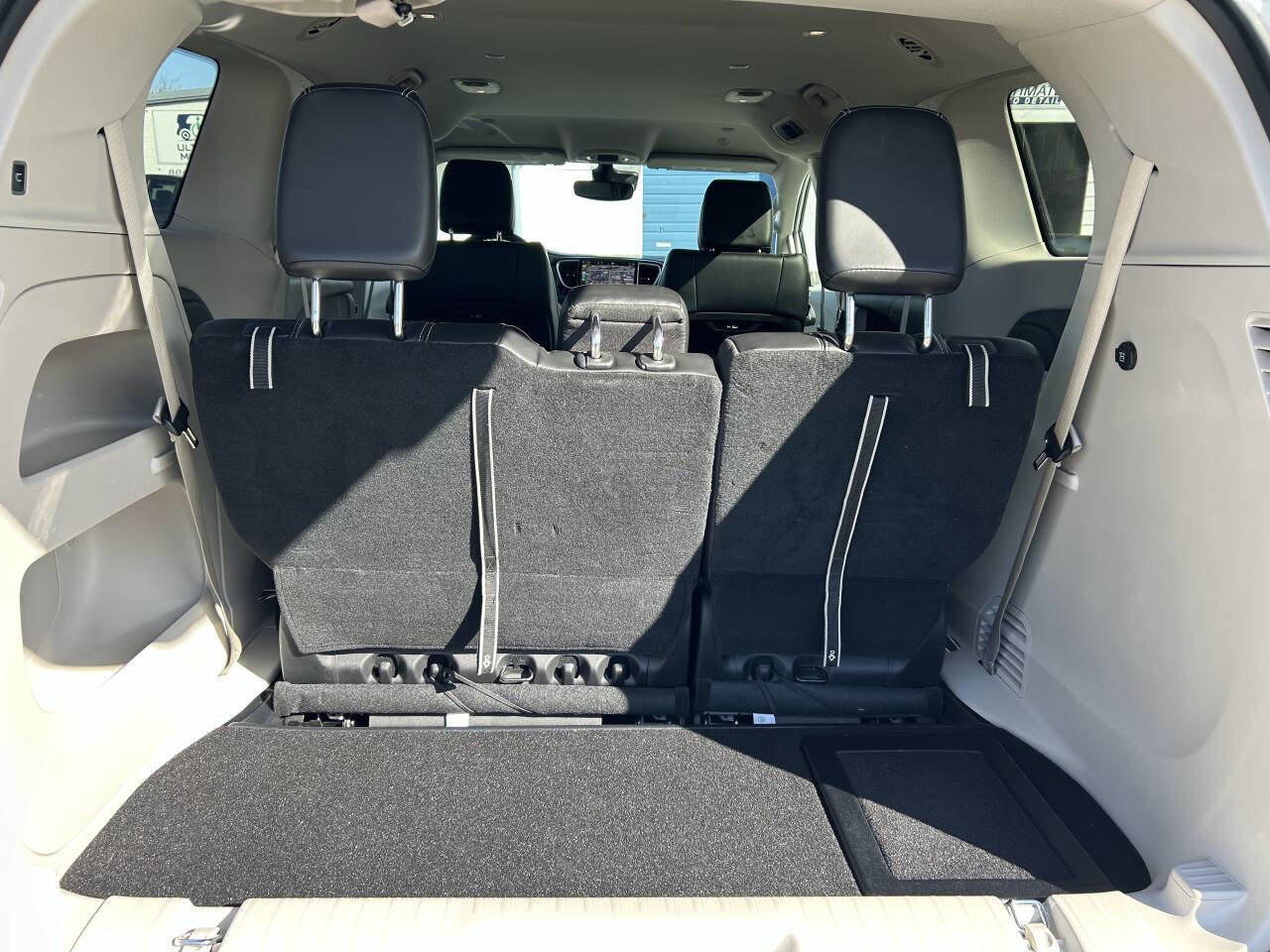 Used 2024 Chrysler Pacifica Touring-L image 10