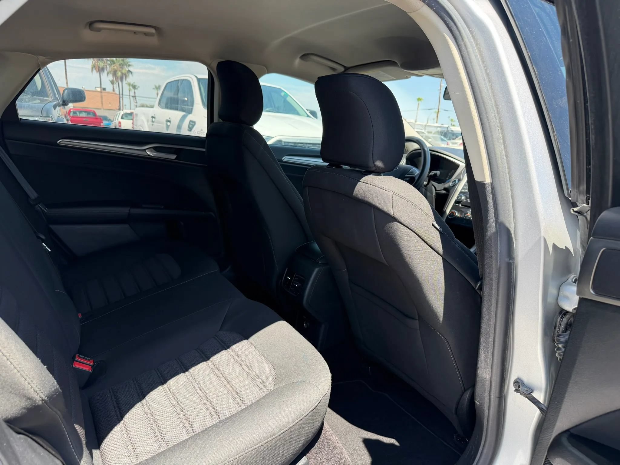 Used 2017 Ford Fusion SE FWD image 25