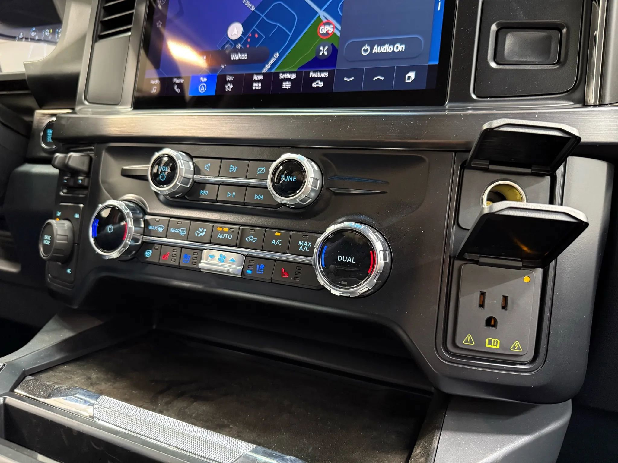 Used 2024 Ford F350 Lariat image 32