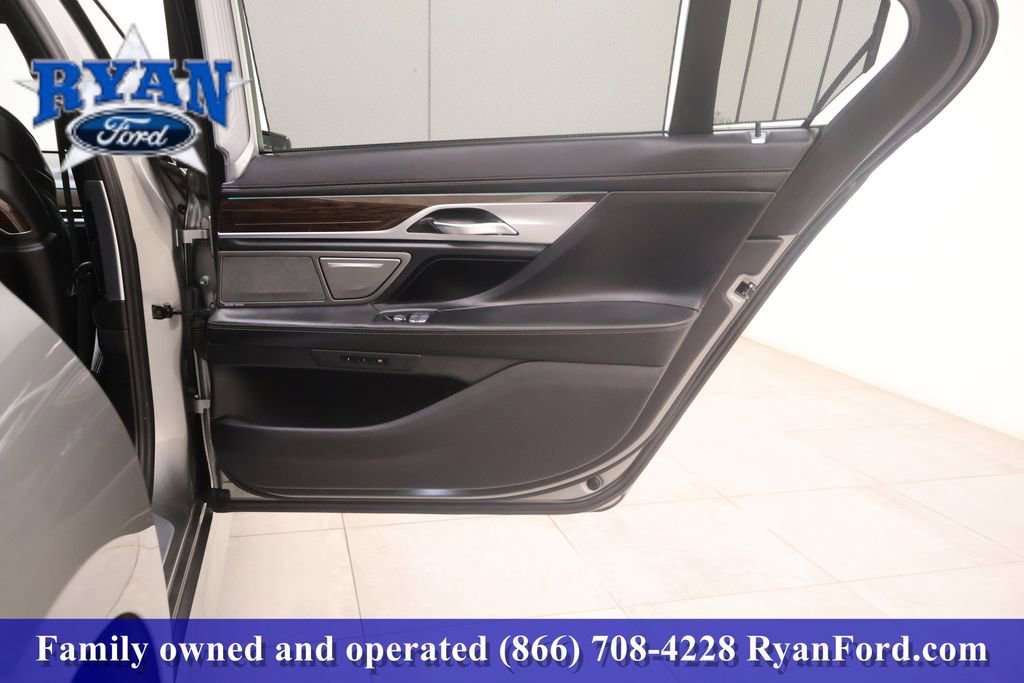 Used 2022 BMW 750i xDrive w/ Executive Package image 13