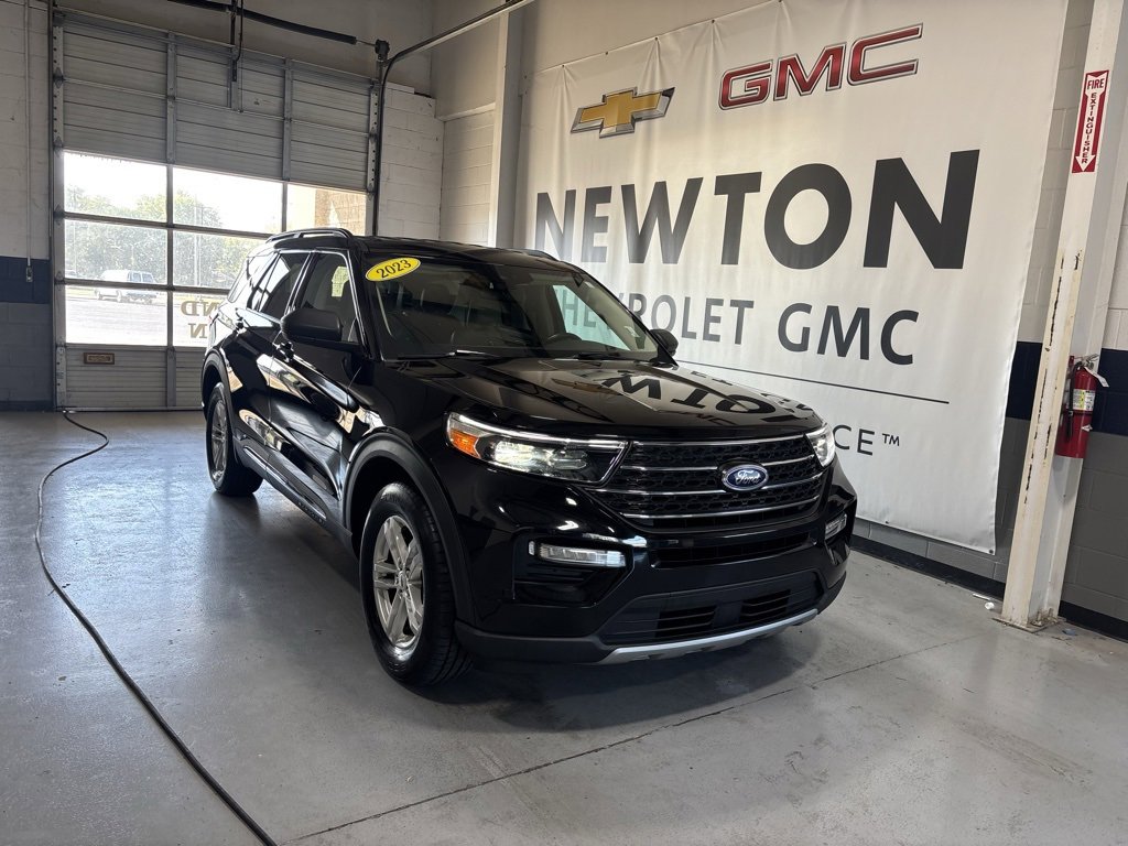 Used 2023 Ford Explorer XLT w/ Equipment Group 202A image 2