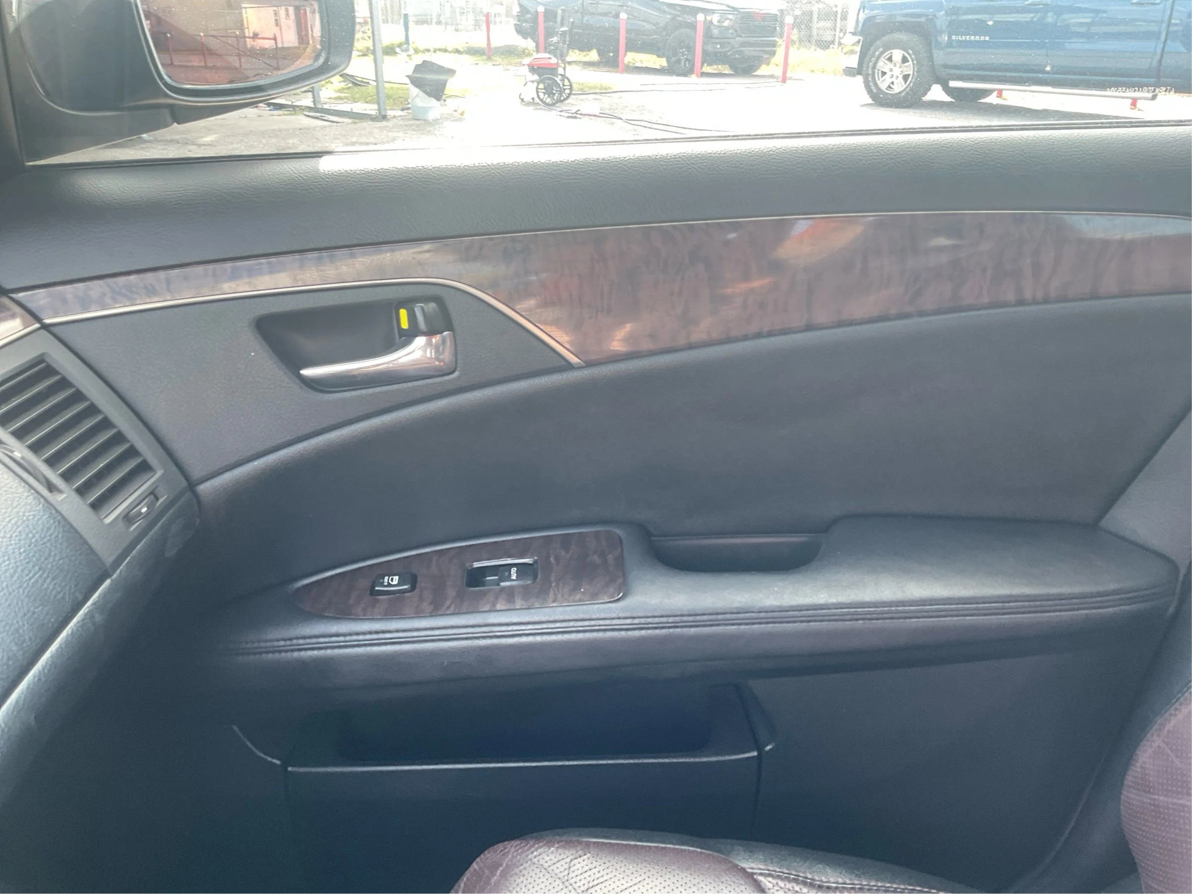 Used 2012 Toyota Avalon Limited image 19