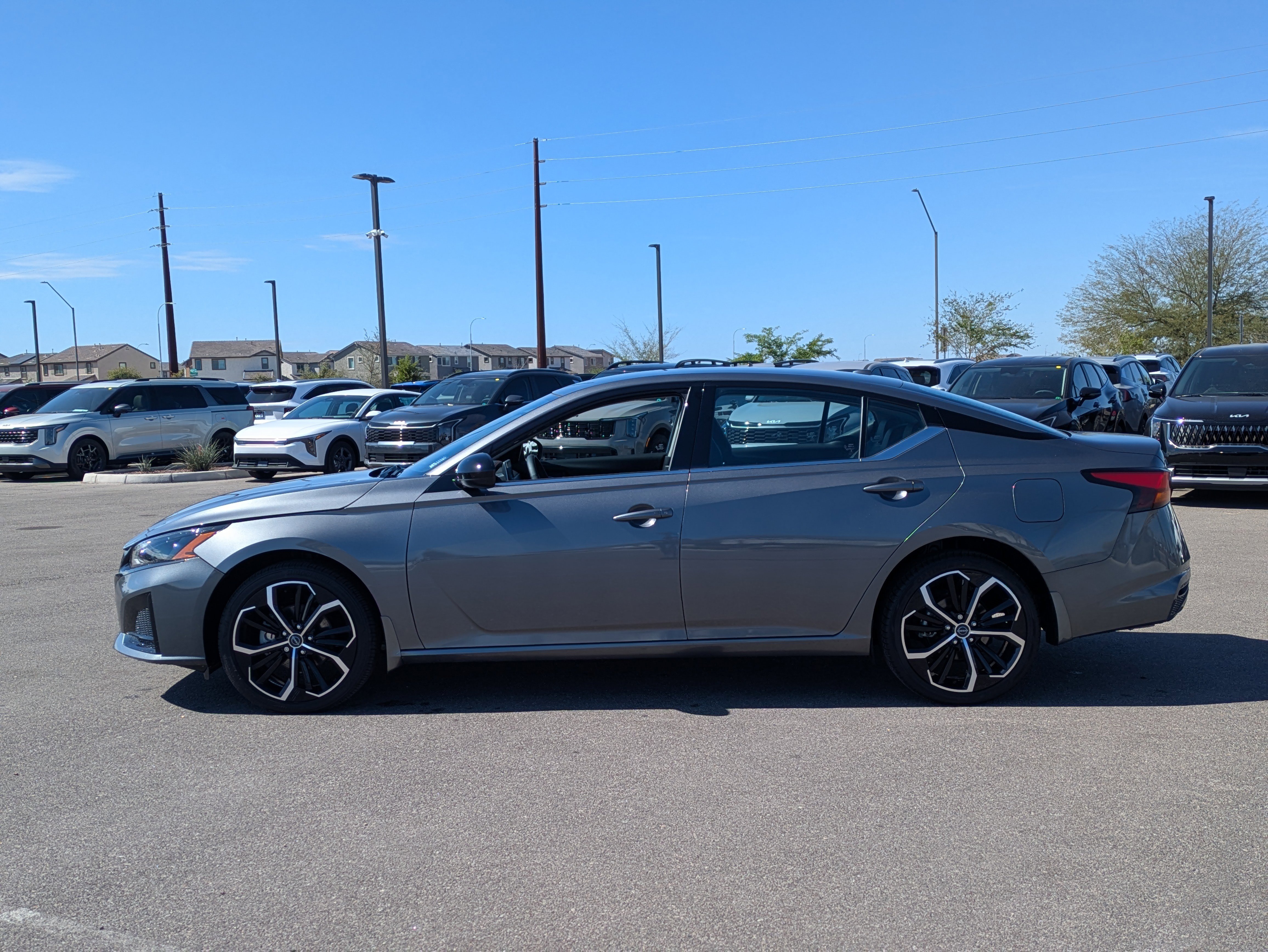 Used 2024 Nissan Altima 2.5 SR image 2