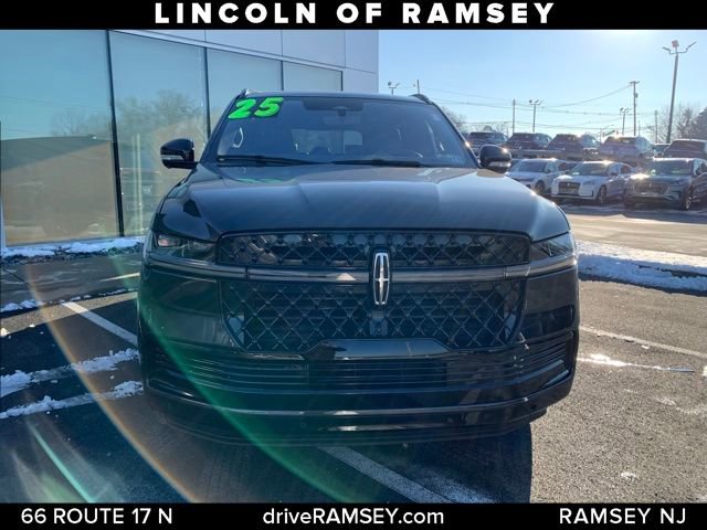 Used 2025 Lincoln Navigator Reserve w/ Jet Appearance Package image 11
