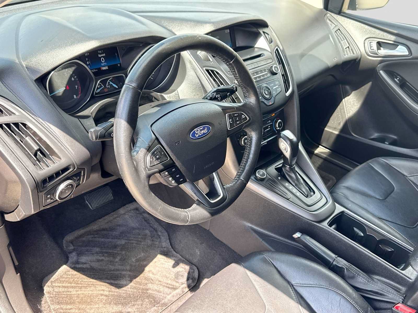 Used 2016 Ford Focus SE w/ Equipment Group 201A FWD image 2