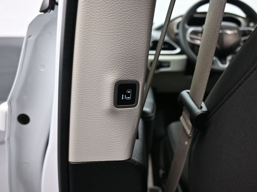 Used 2023 Chrysler Voyager LX image 34