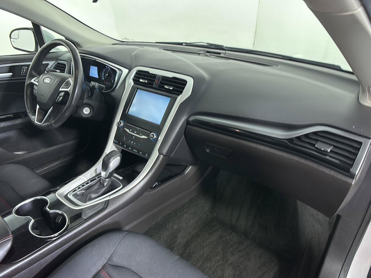 Used 2015 Ford Fusion SE FWD image 22