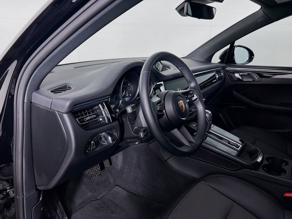 Certified 2023 Porsche Macan image 4