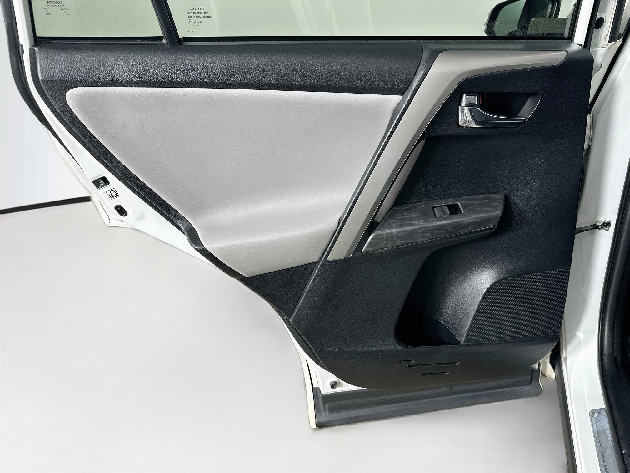Used 2017 Toyota RAV4 Platinum FWD image 27