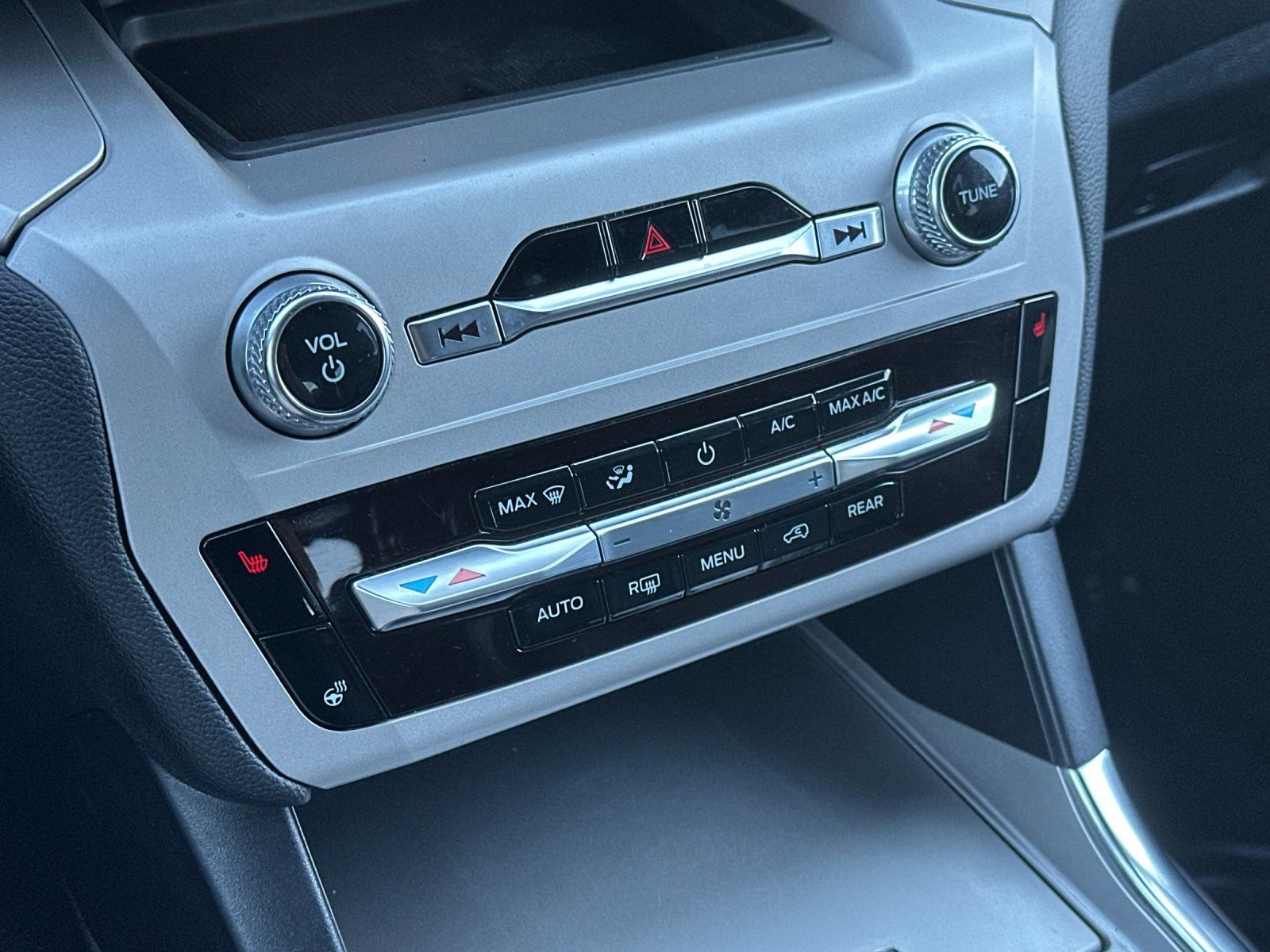 Used 2024 Ford Explorer XLT w/ Equipment Group 202A image 21