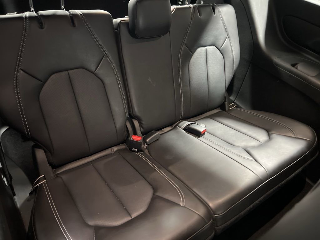 Used 2025 Chrysler Pacifica Select image 12