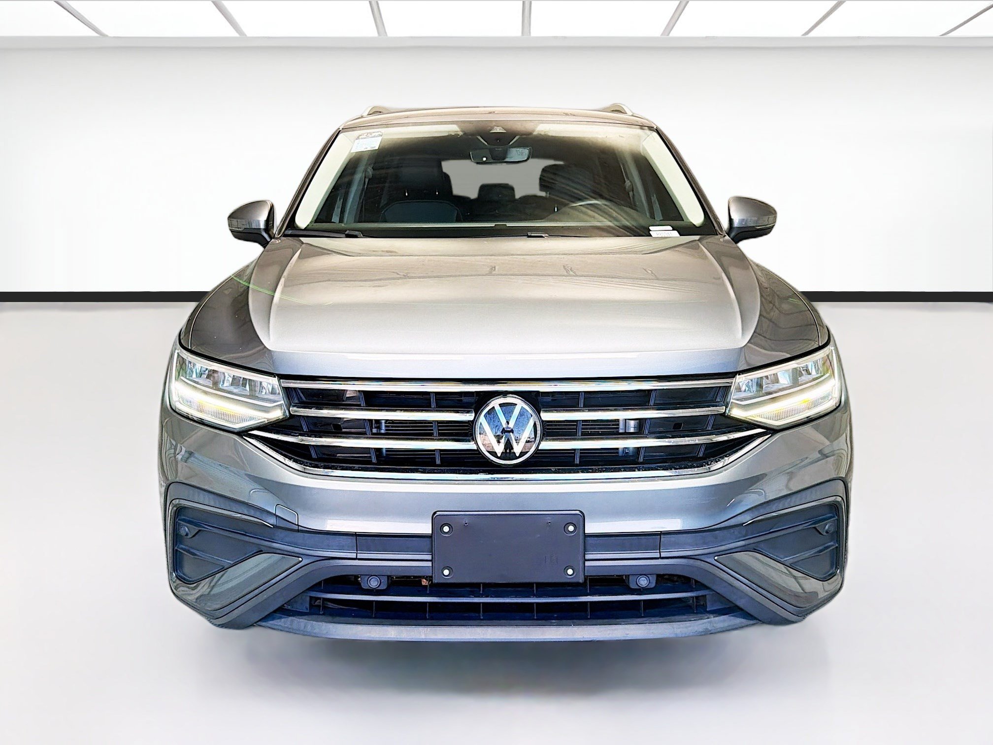 Used 2023 Volkswagen Tiguan SE FWD image 2