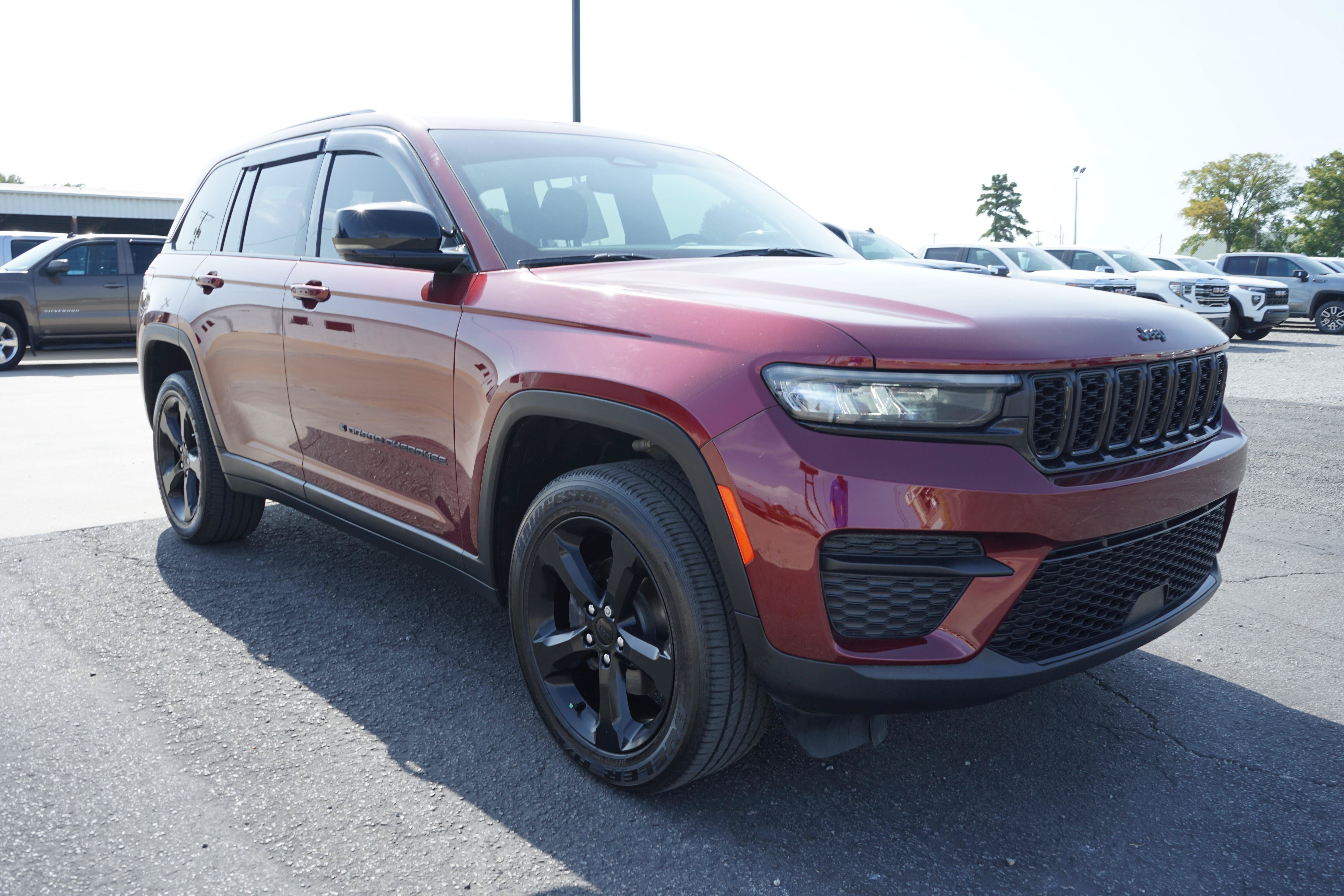 Used 2024 Jeep Grand Cherokee Altitude AWD/4WD image 7