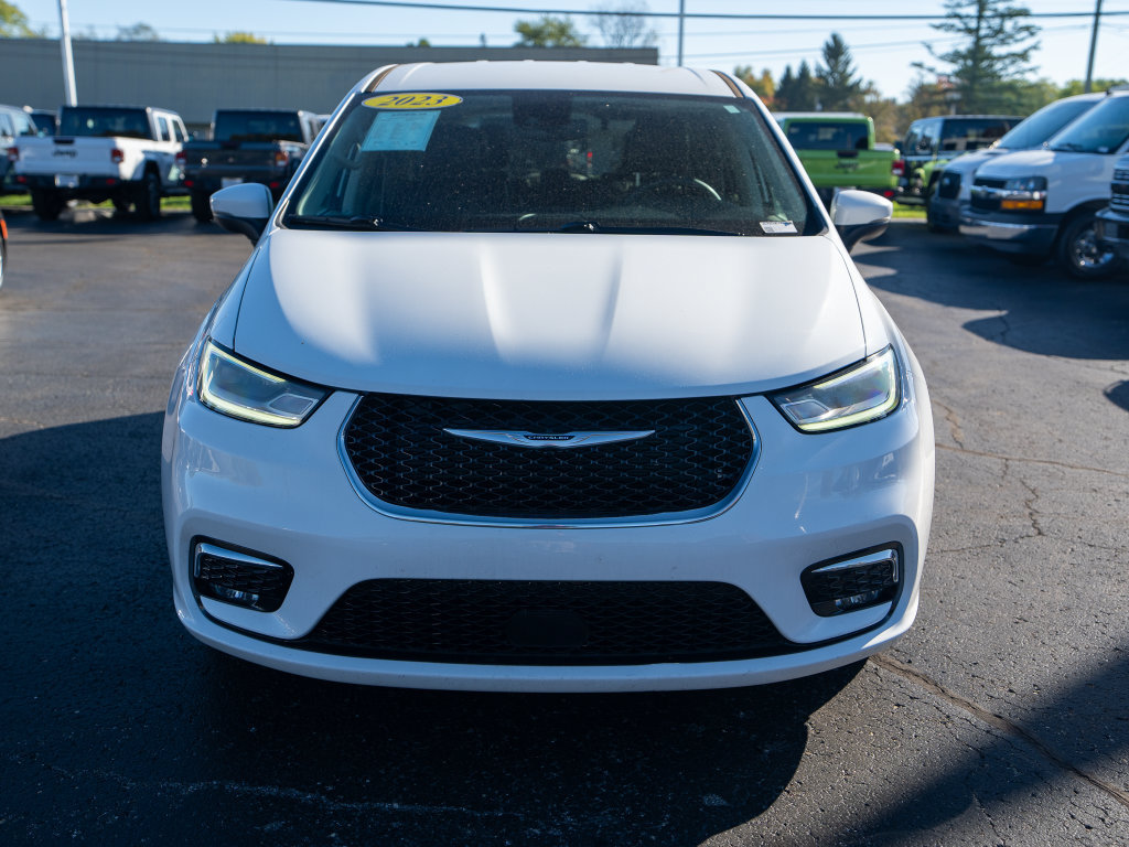 Used 2023 Chrysler Pacifica Touring-L FWD image 2