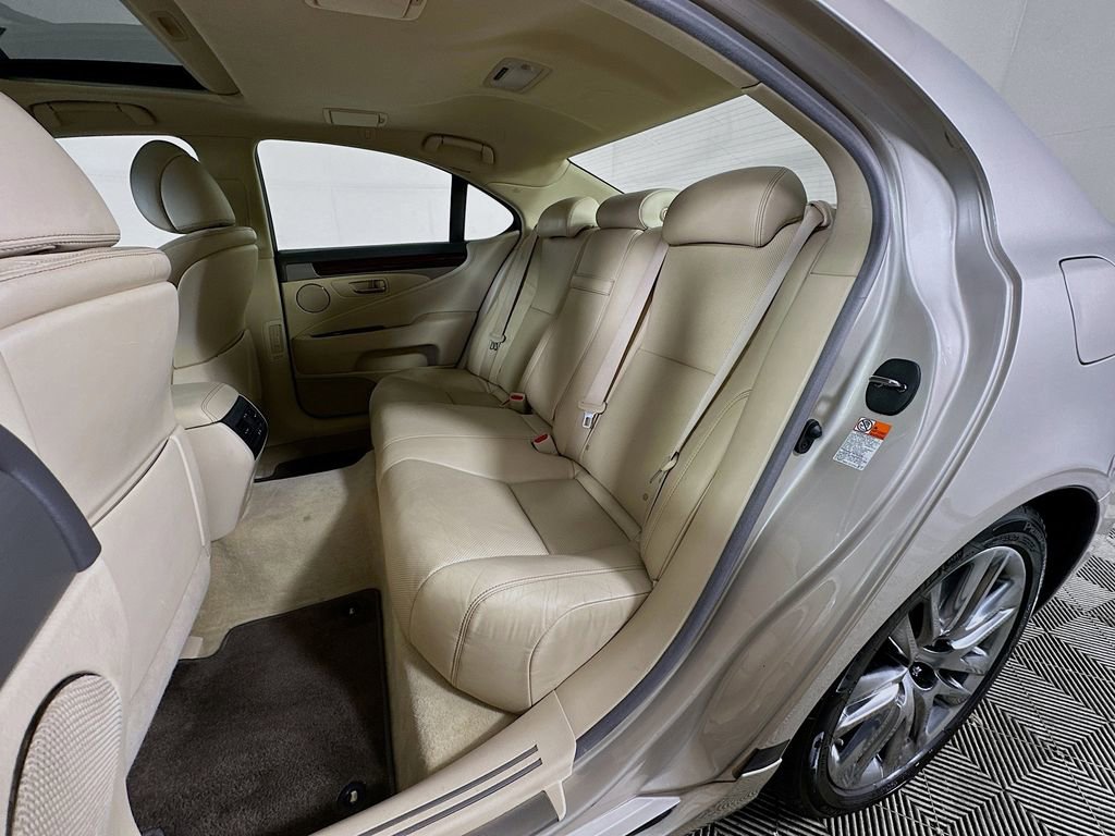 Used 2015 Lexus LS 460 w/ Comfort Package RWD image 30