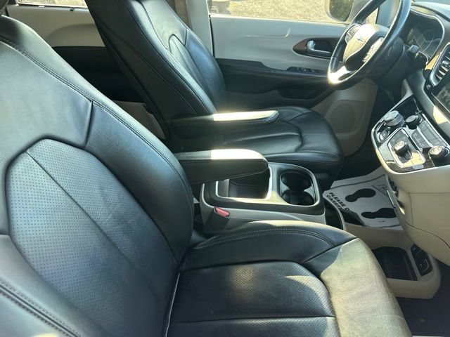 Used 2017 Chrysler Pacifica Touring-L Plus w/ Tire & Wheel Group FWD image 17