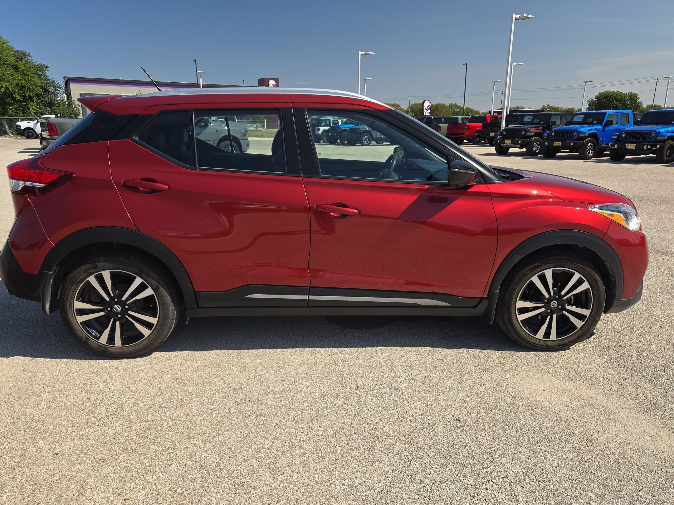 Used 2019 Nissan Kicks SR w/ SR Premium Package FWD image 2