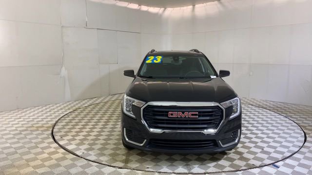 Used 2023 GMC Terrain SLE w/ Driver Convenience Package image 3
