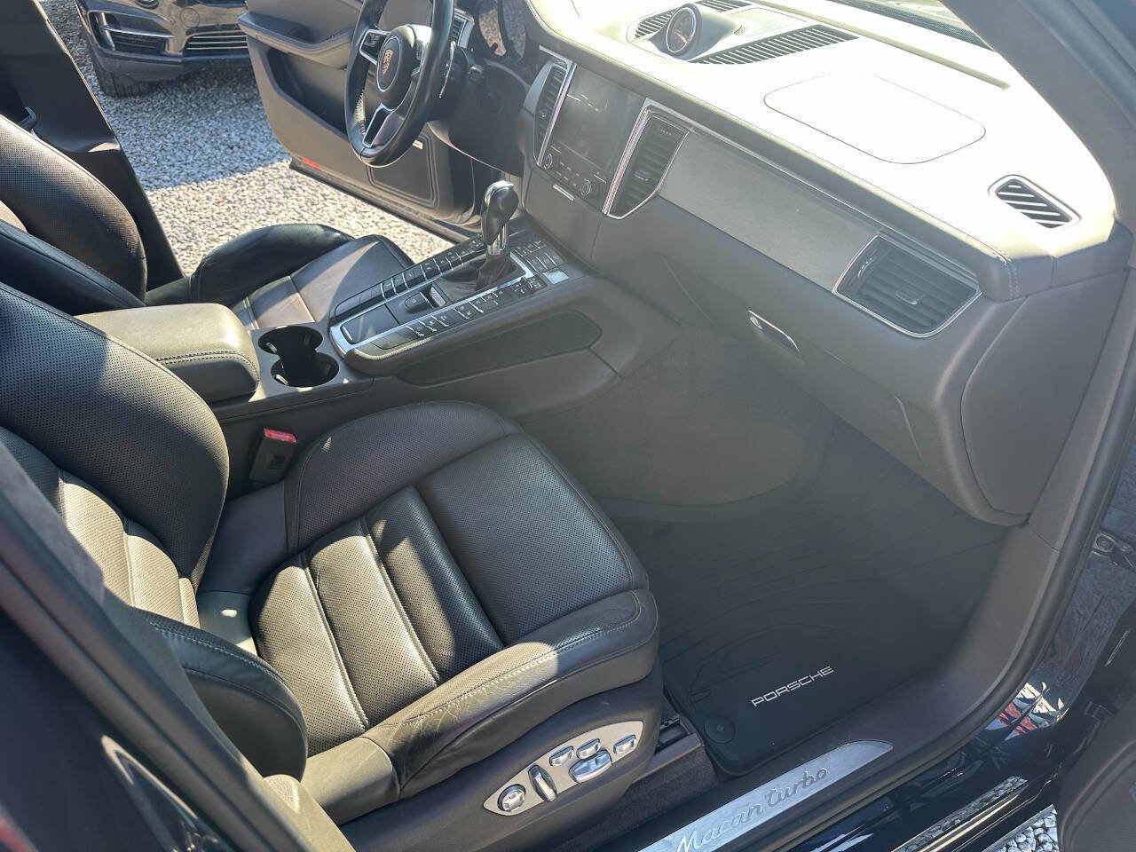 Used 2017 Porsche Macan Turbo AWD/4WD image 17