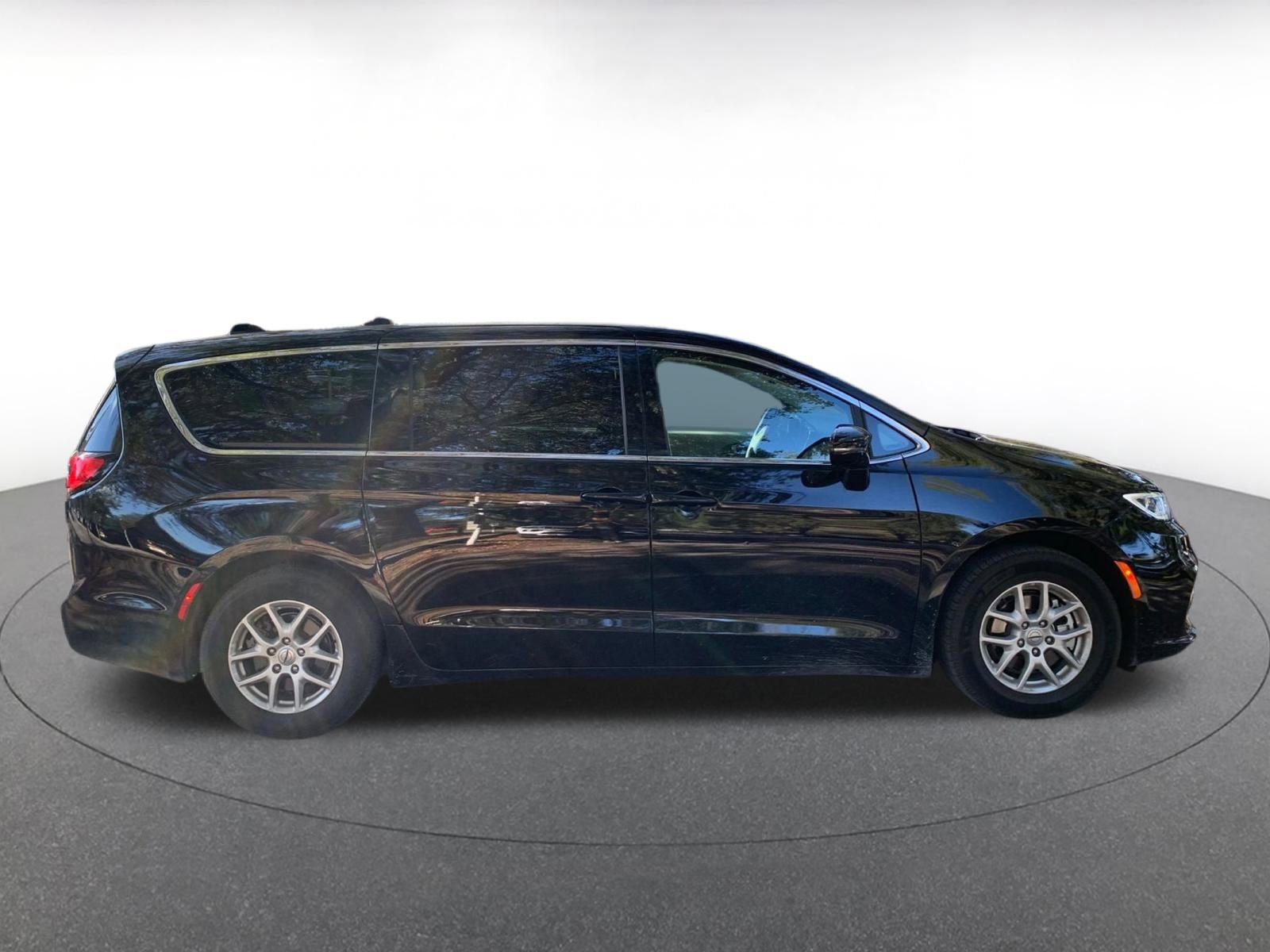 Used 2024 Chrysler Pacifica Touring-L image 8