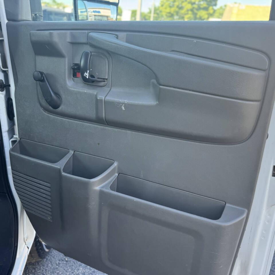 Used 2010 Chevrolet Express 3500 RWD image 28