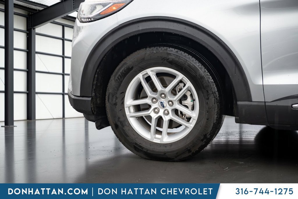 Used 2025 Ford Explorer Active AWD/4WD image 35