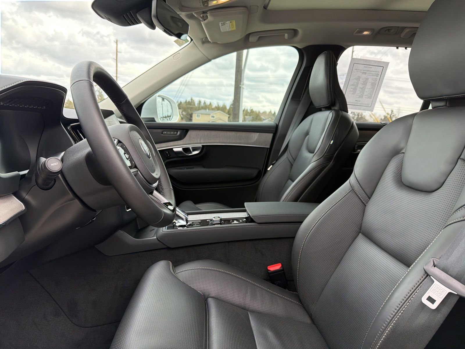 Used 2025 Volvo XC90 T8 Ultra w/ Protection Package Premier image 12