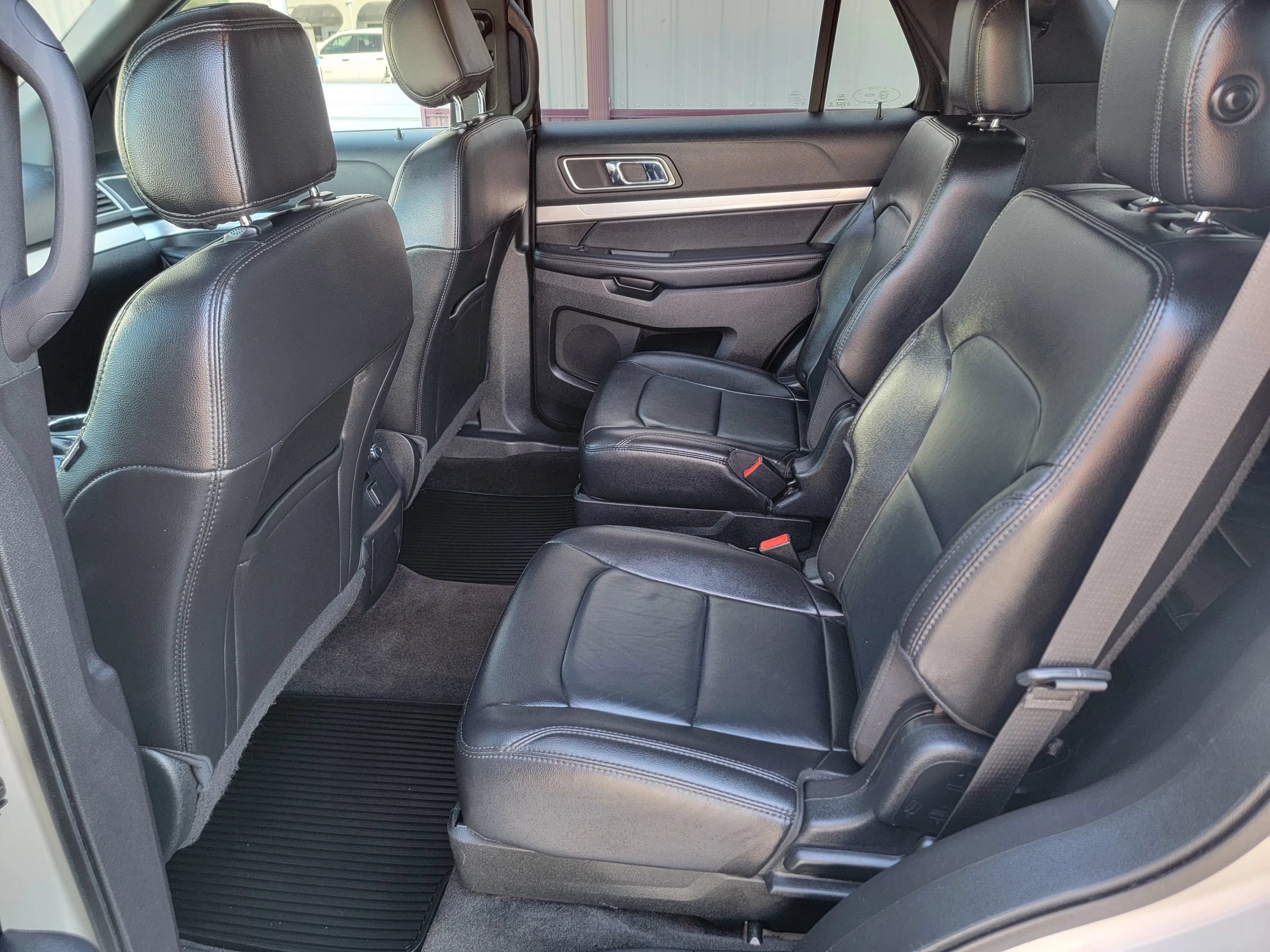 Used 2017 Ford Explorer XLT w/ Equipment Group 202A AWD/4WD image 13