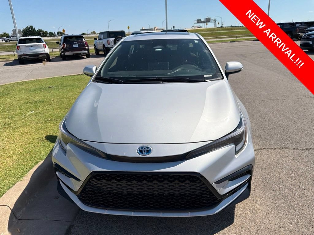 Used 2025 Toyota Corolla SE w/ SE Premium Package FWD image 2