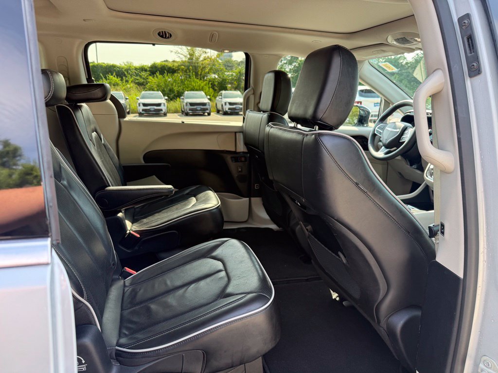 Used 2023 Chrysler Pacifica Limited FWD image 18