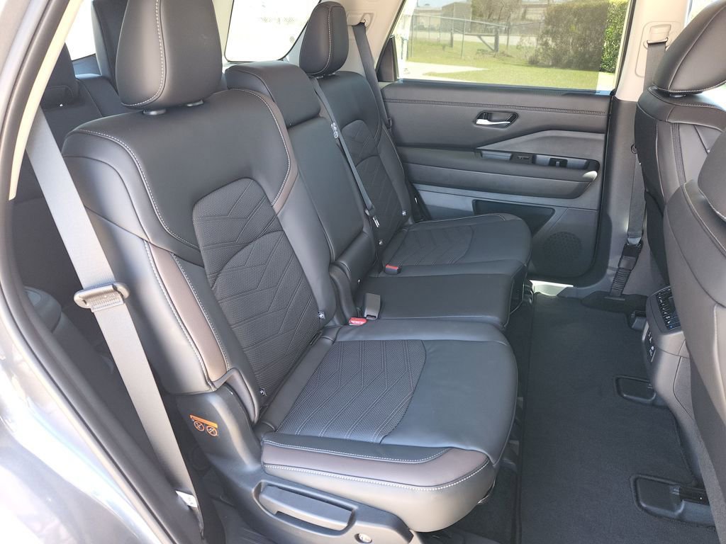 Used 2025 Nissan Pathfinder Platinum w/ Cargo Package image 15