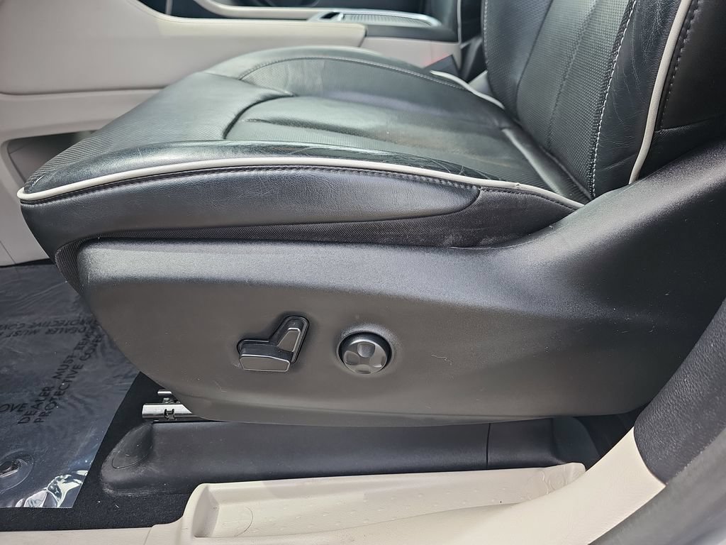 Used 2023 Chrysler Pacifica Limited FWD image 36