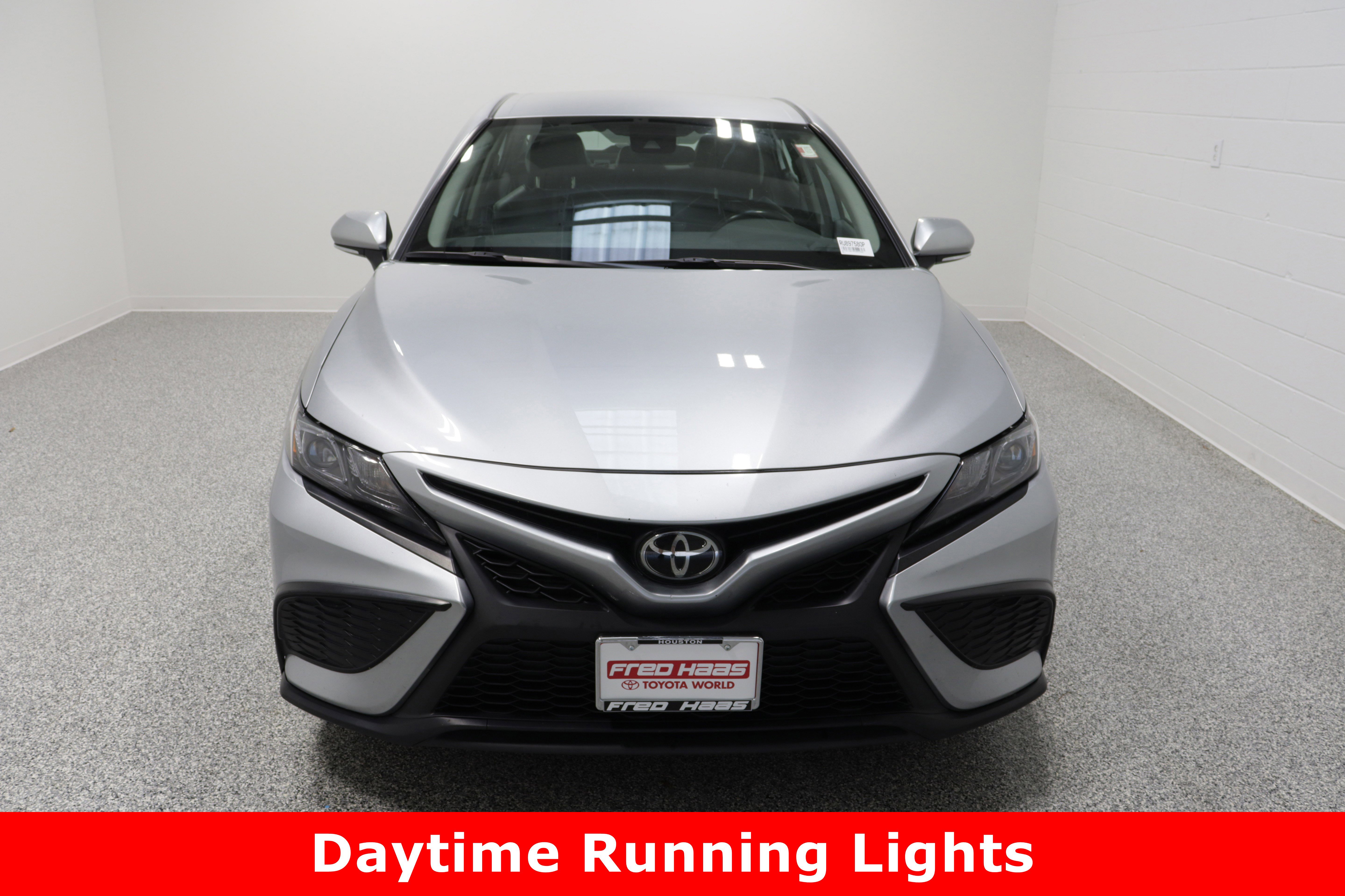 Used 2024 Toyota Camry SE image 3
