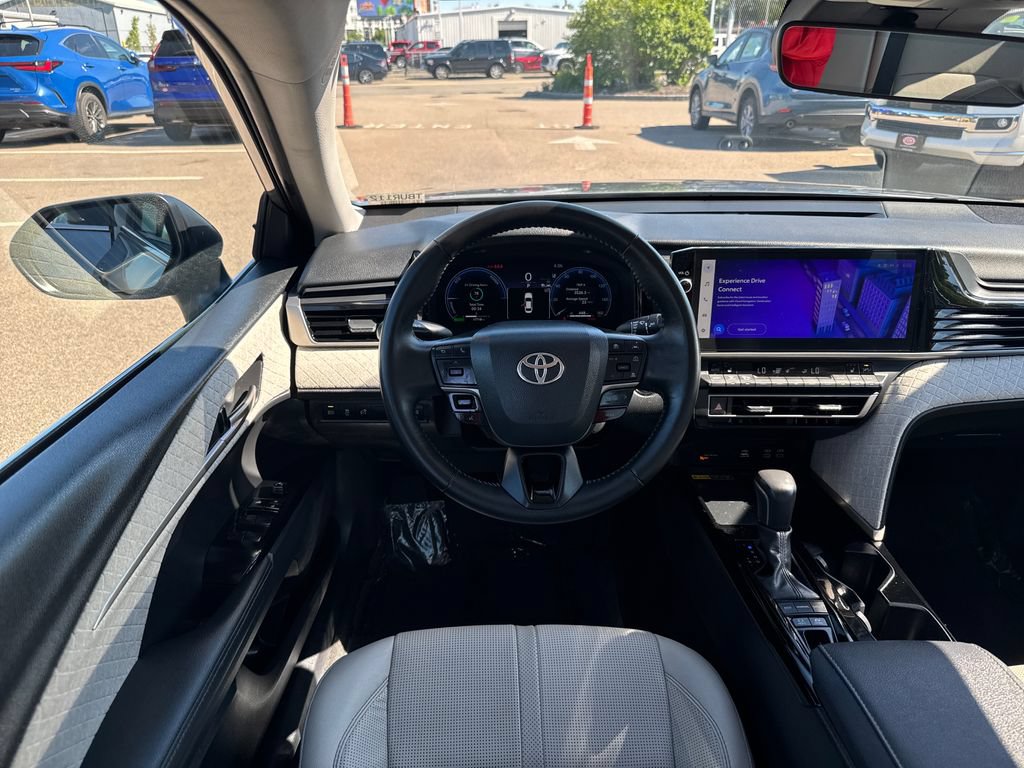 Used 2025 Toyota Camry XLE AWD/4WD image 11
