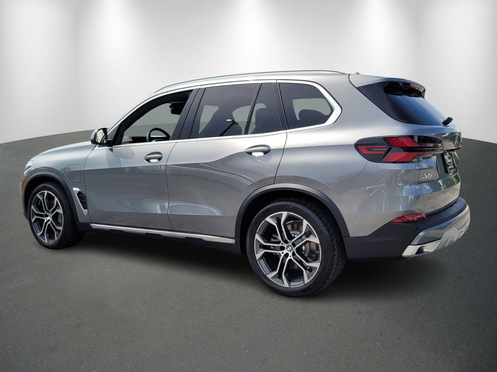 Used 2026 BMW X5 xDrive50e image 5