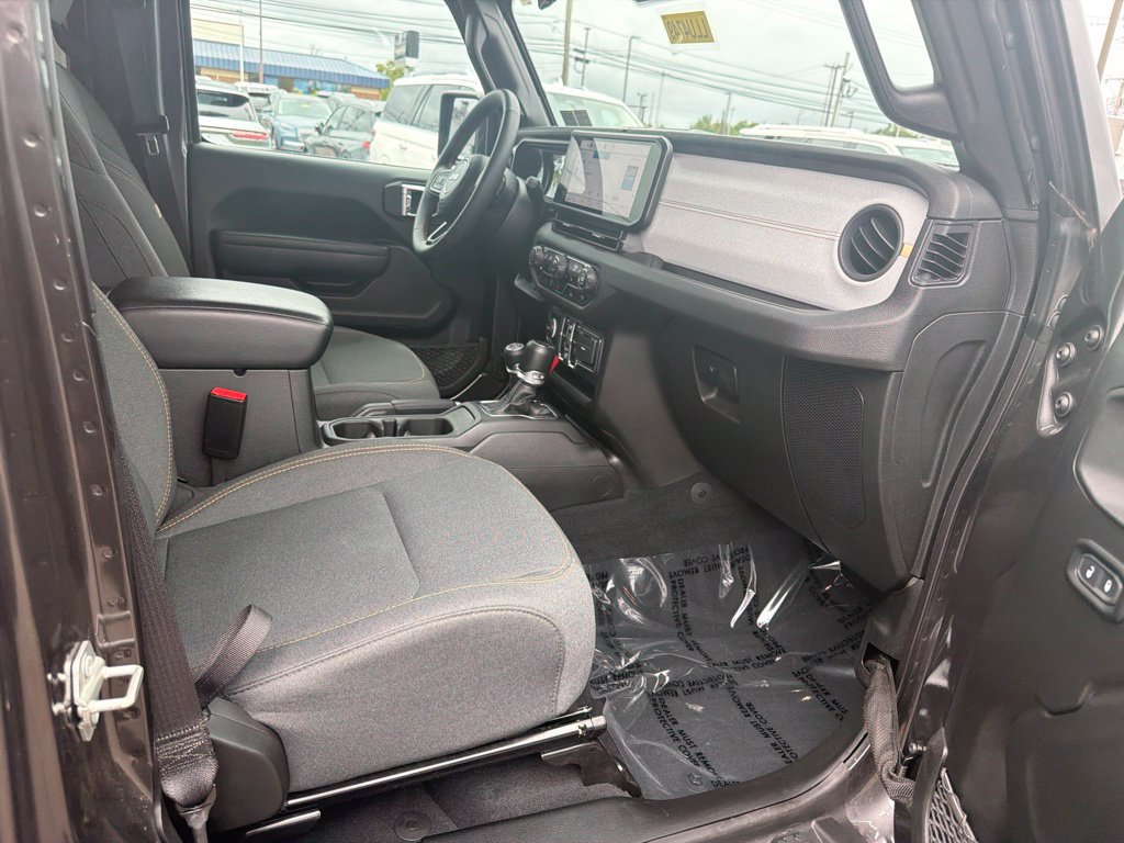 Used 2024 Jeep Wrangler Unlimited w/ Convenience Group AWD/4WD image 17