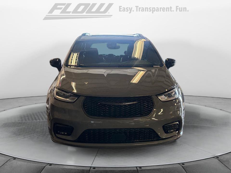 Used 2025 Chrysler Pacifica Limited FWD image 3