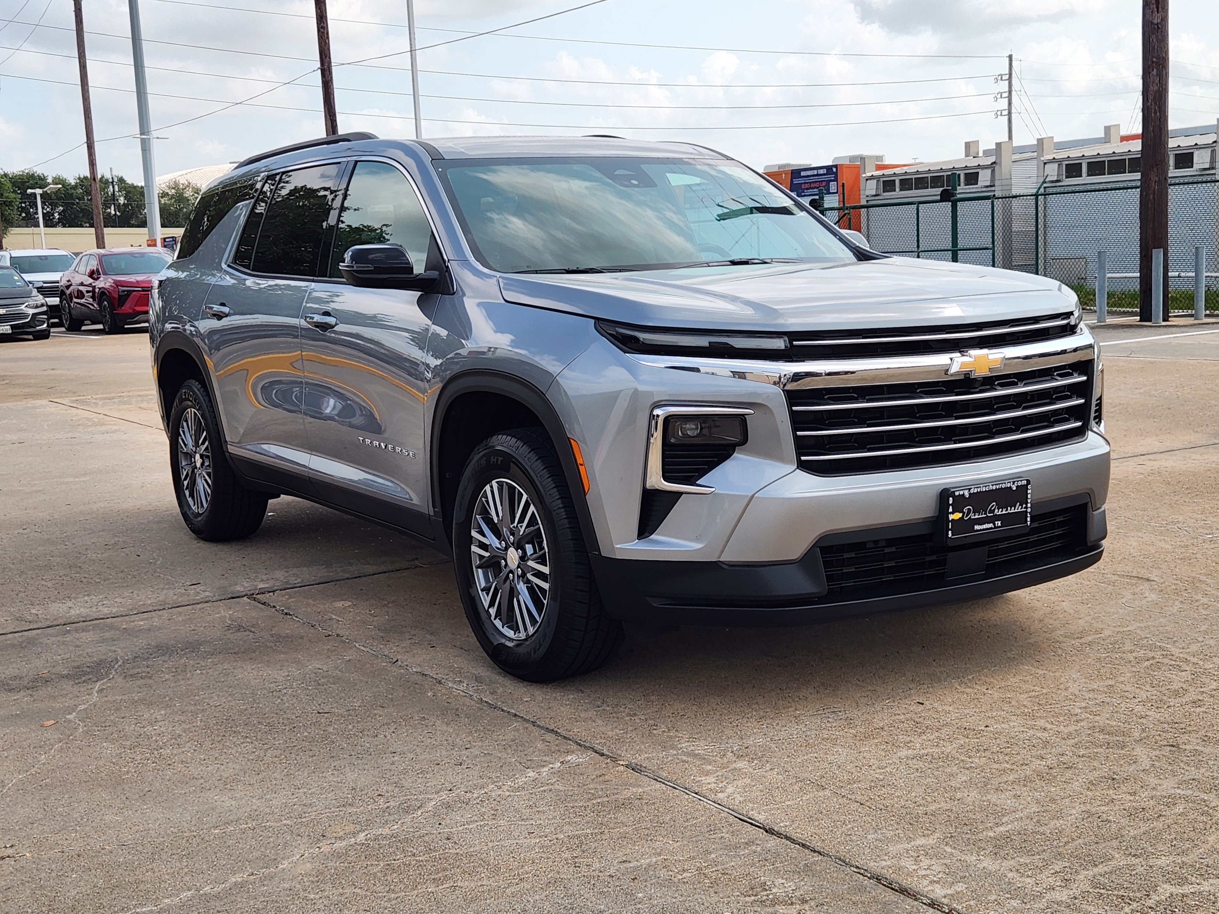 Used 2025 Chevrolet Traverse LT FWD image 4