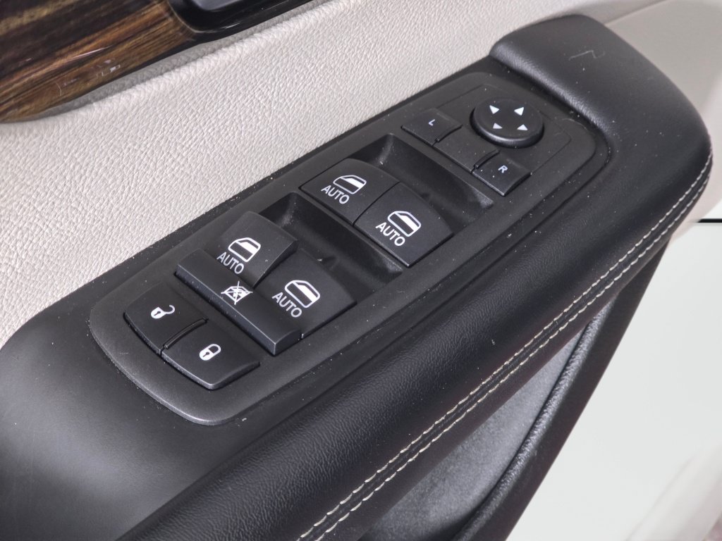 Used 2022 Chrysler Pacifica Limited w/ Uconnect Theater Family Group FWD image 40