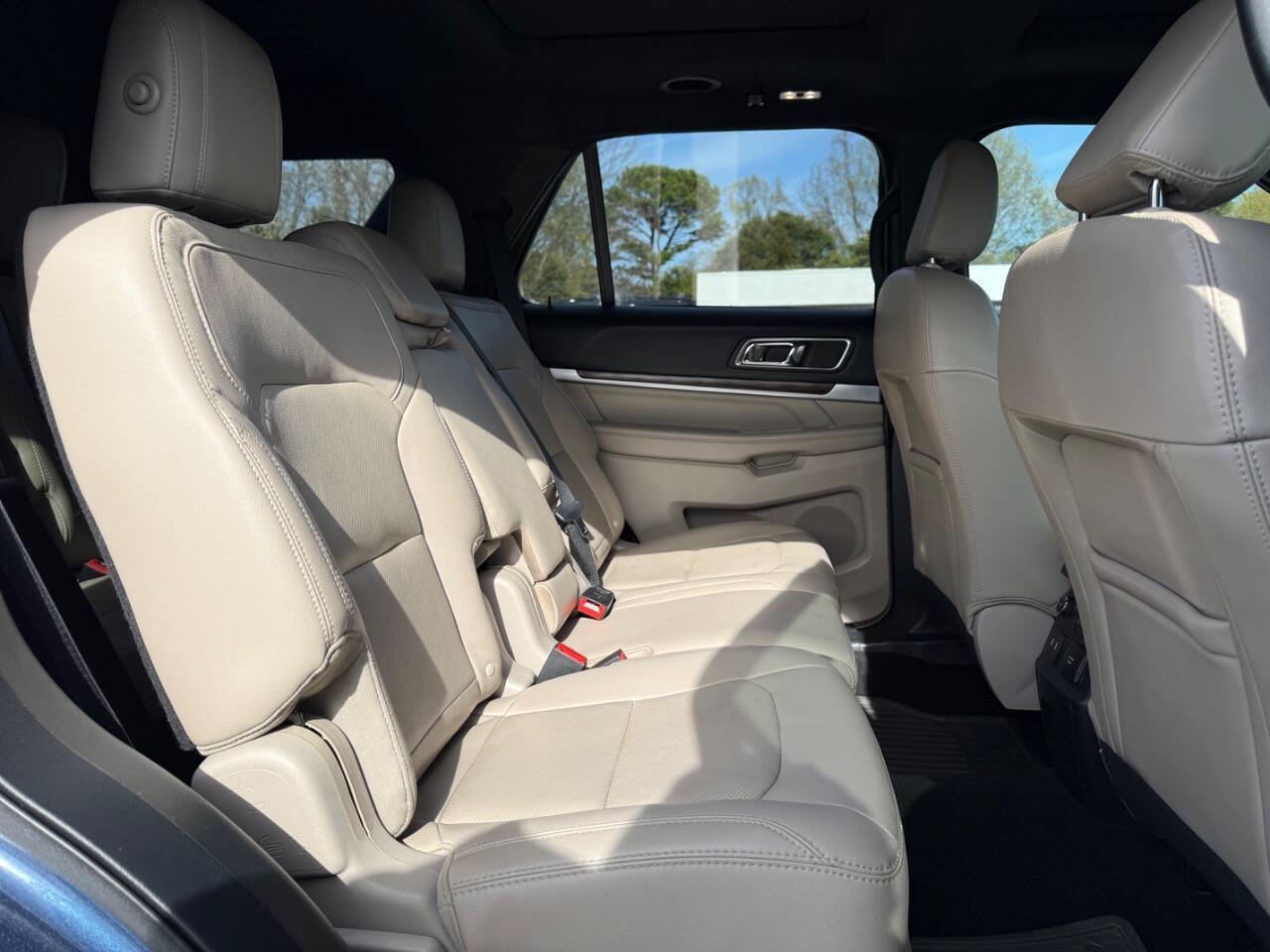 Used 2018 Ford Explorer Limited image 17