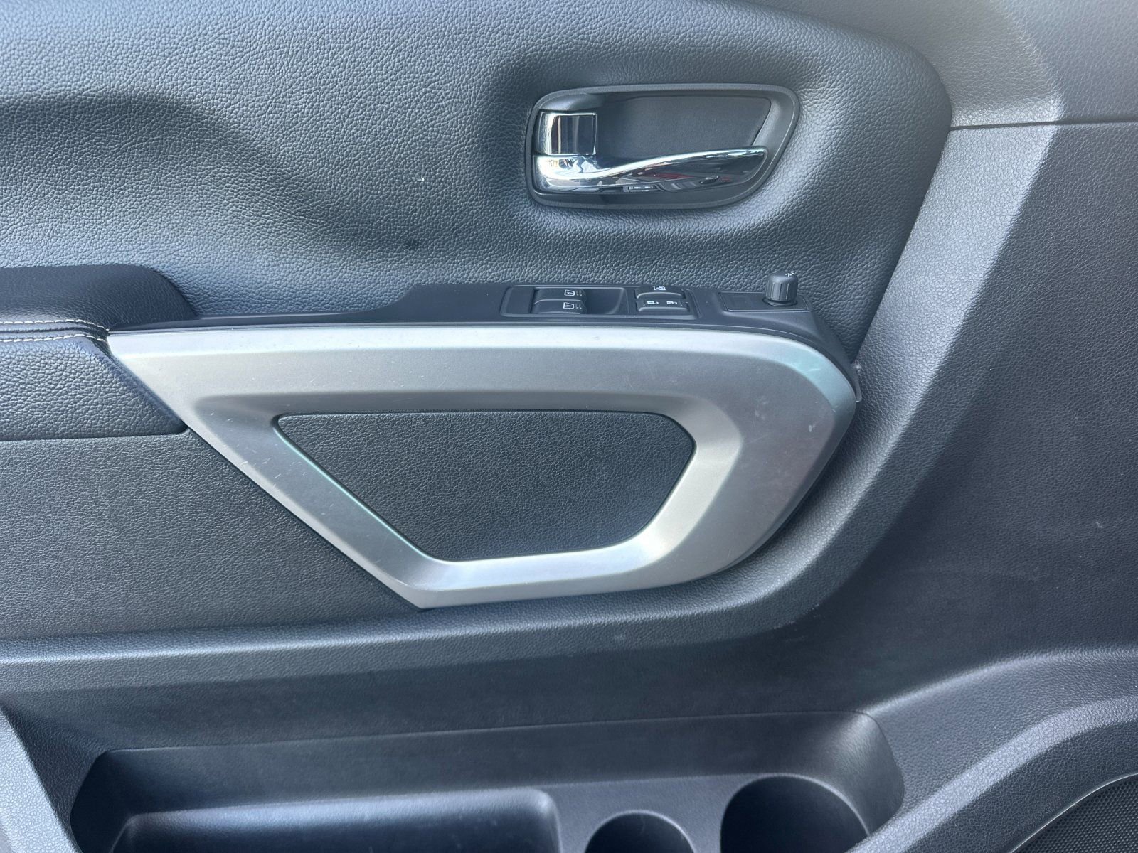 Used 2017 Nissan Titan PRO-4X image 10