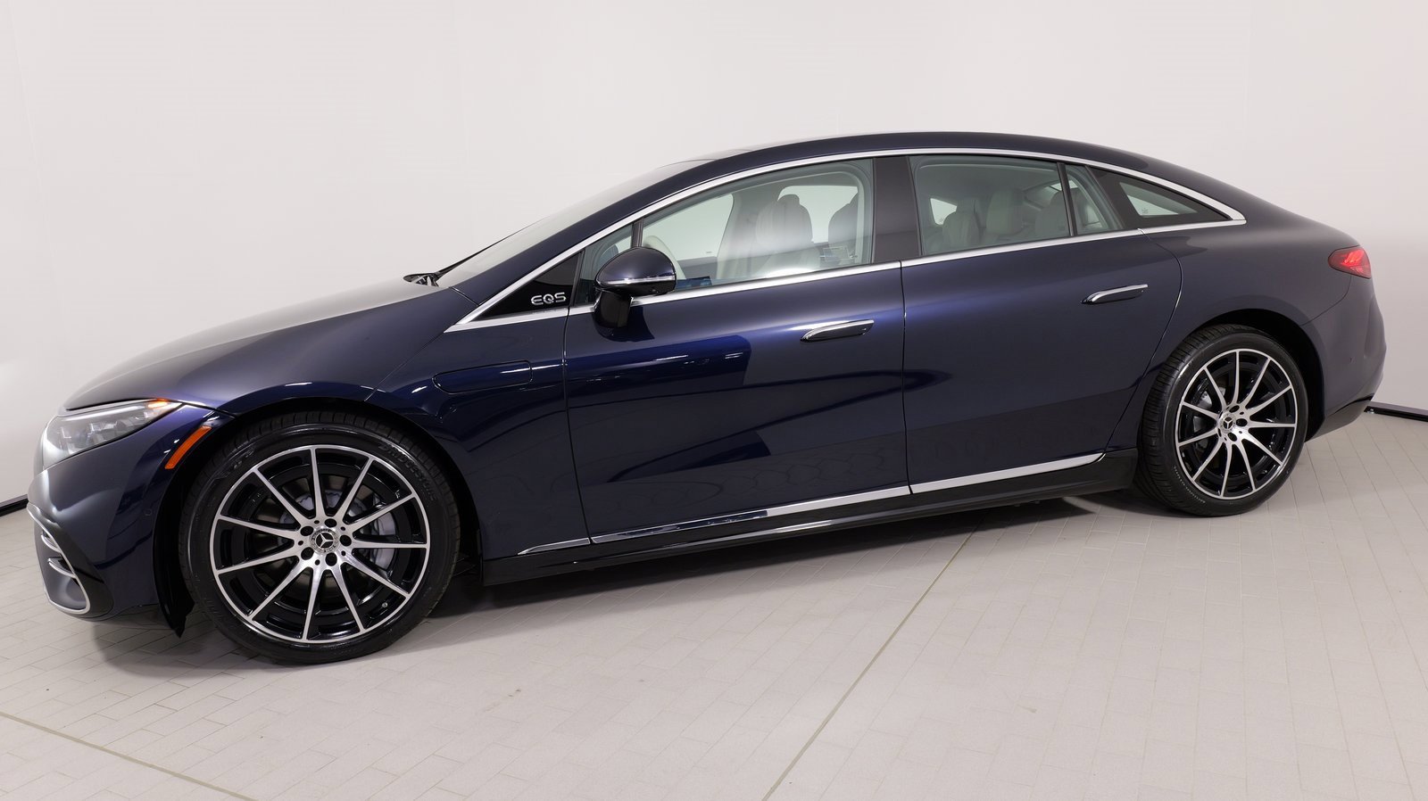 Used 2024 Mercedes-Benz EQS 580 4MATIC Sedan image 1