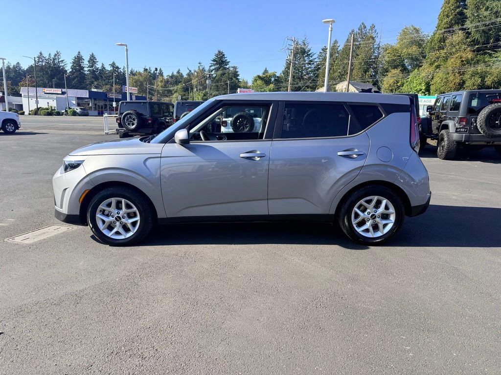 Used 2023 Kia Soul LX w/ Option Group 015 FWD image 2