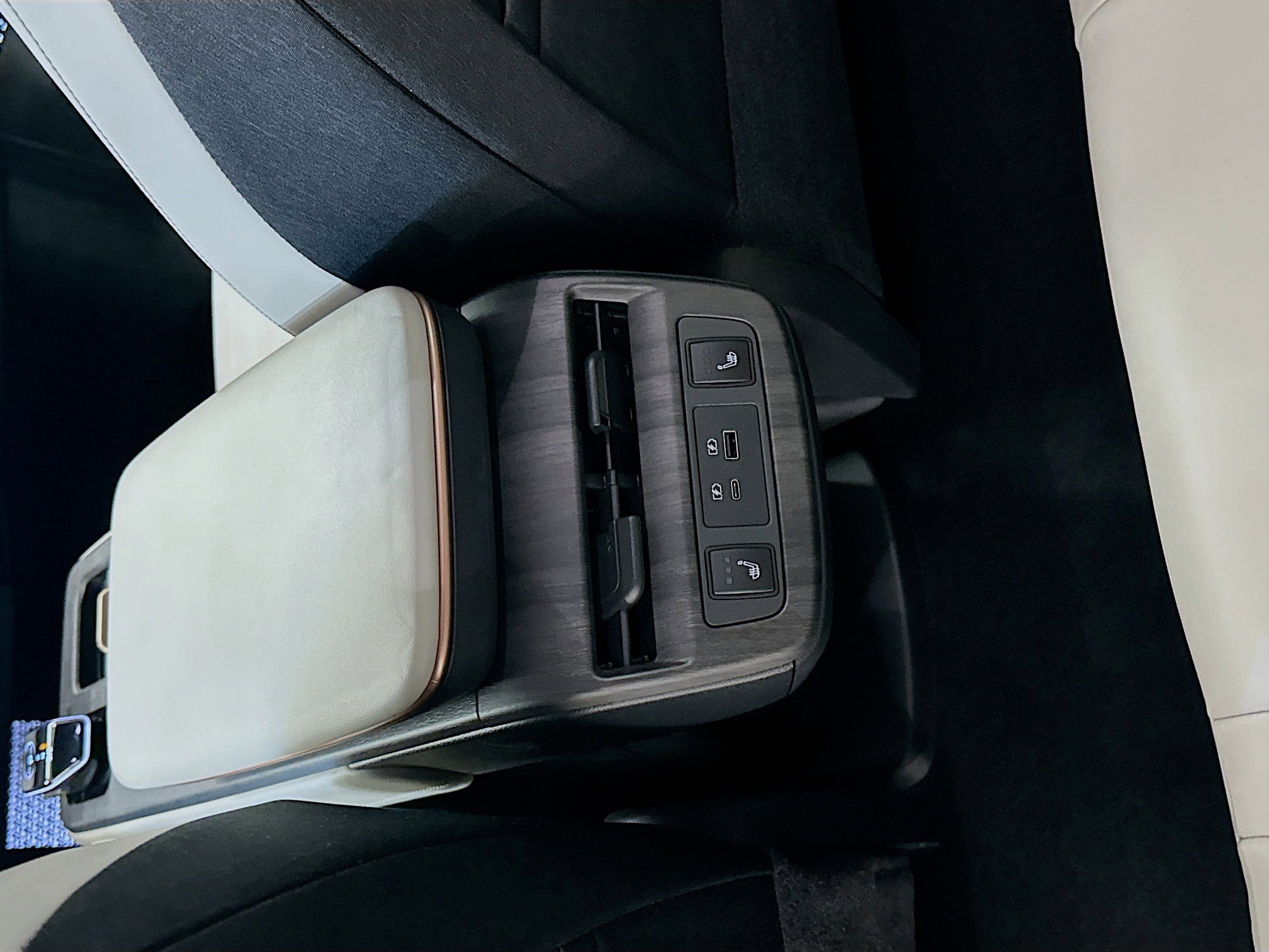 Used 2024 Nissan Ariya AWD image 27