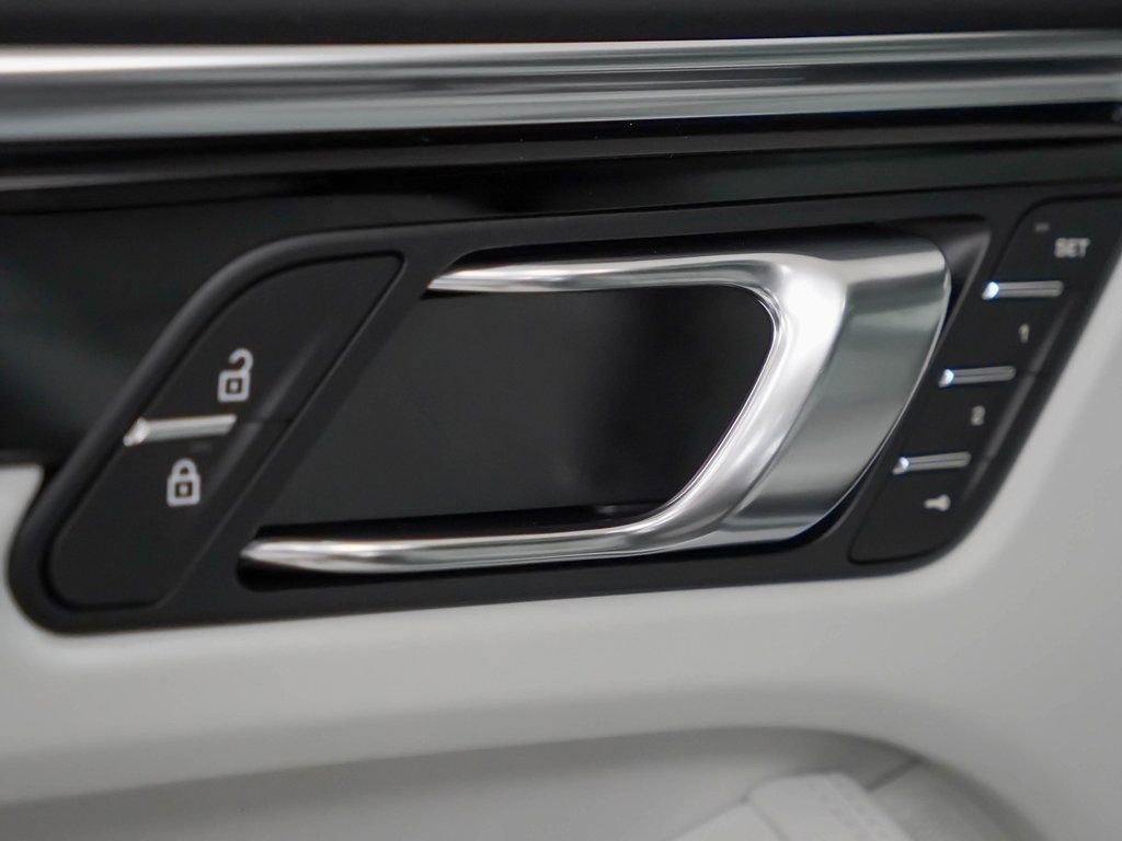 Used 2025 Porsche Macan image 23