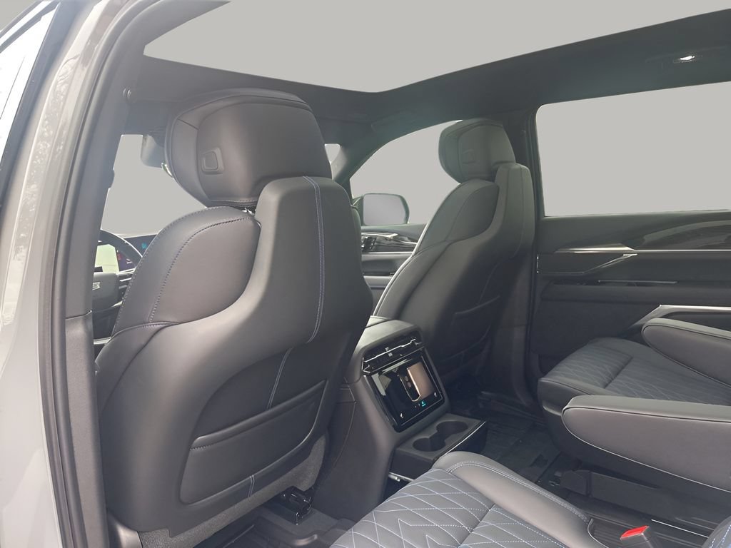 New 2026 Cadillac Escalade IQ Luxury 1 w/ LPO, Floor Liner Package AWD/4WD image 19