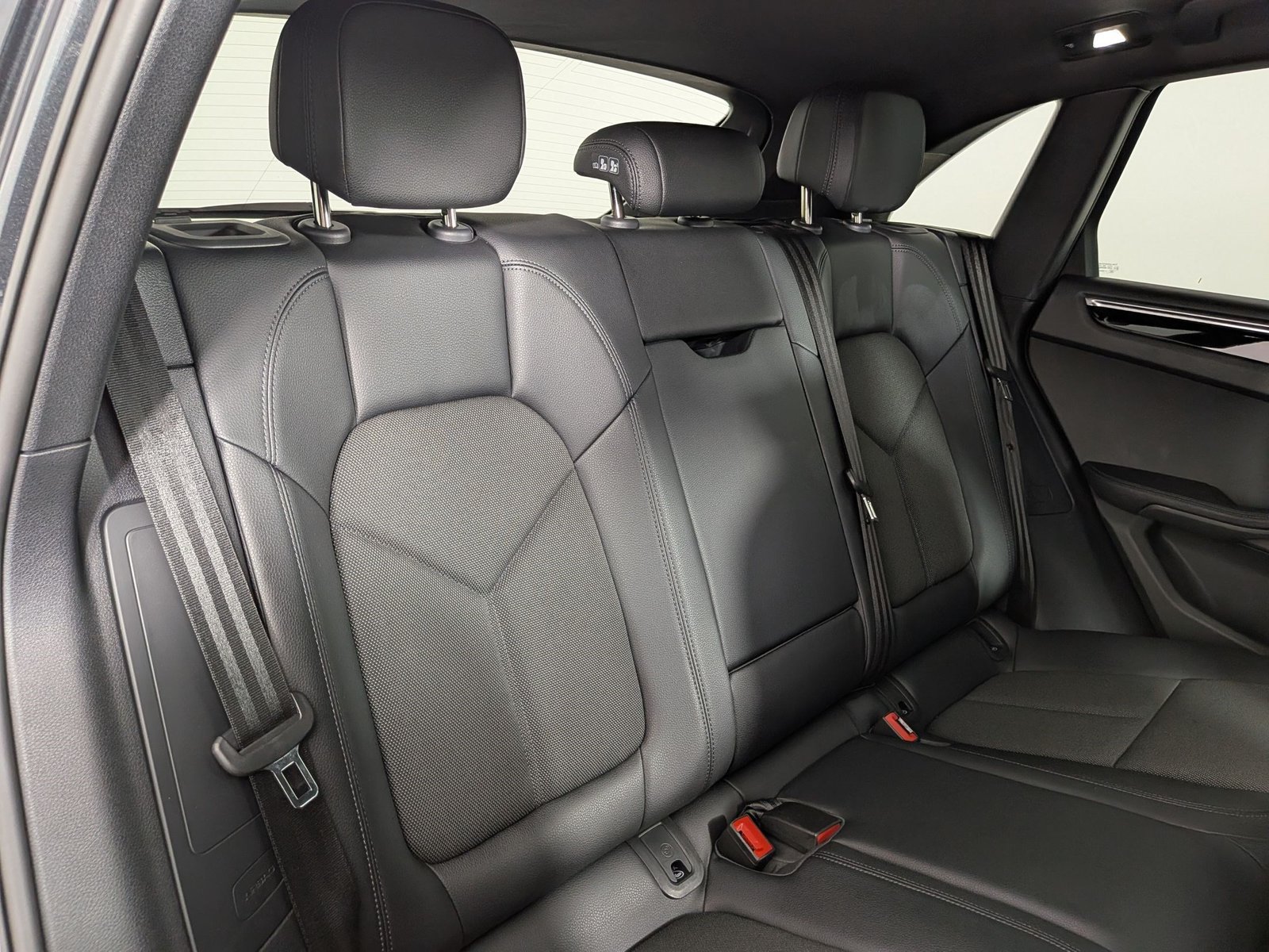 Certified 2023 Porsche Macan AWD/4WD image 23