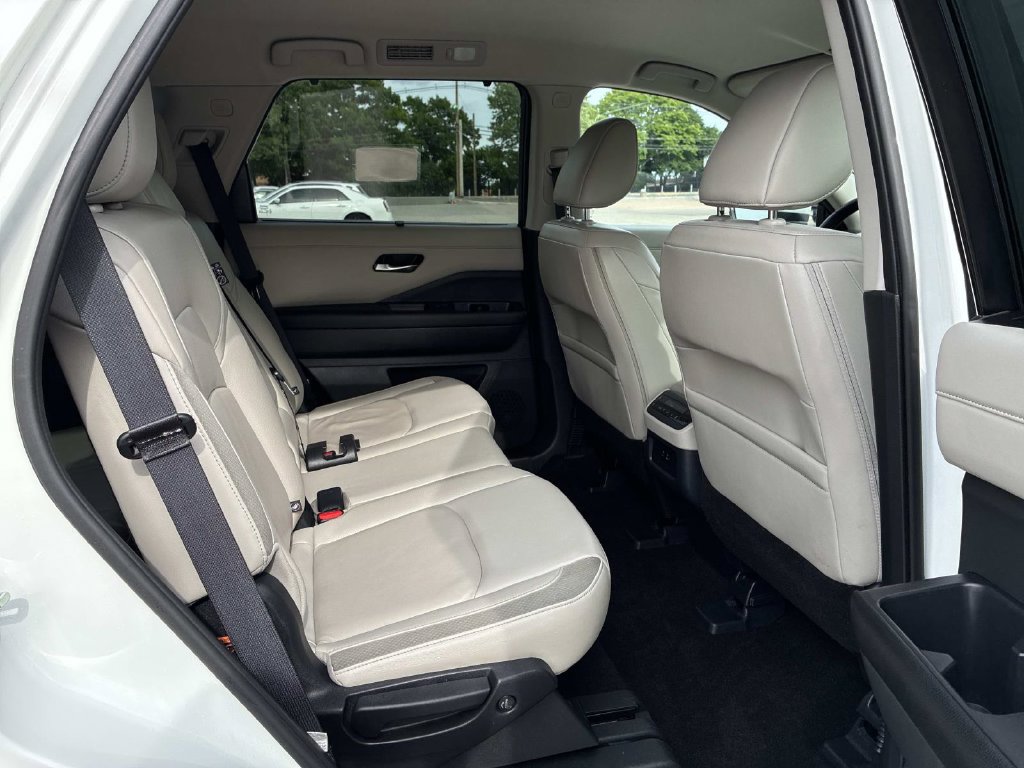 Used 2023 Nissan Pathfinder SL AWD/4WD image 11