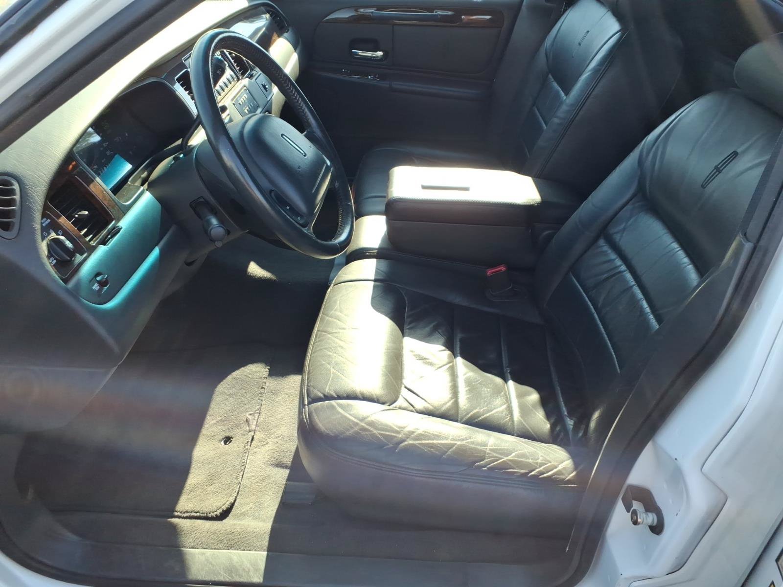Used 1999 Lincoln Town Car Executive RWD image 9