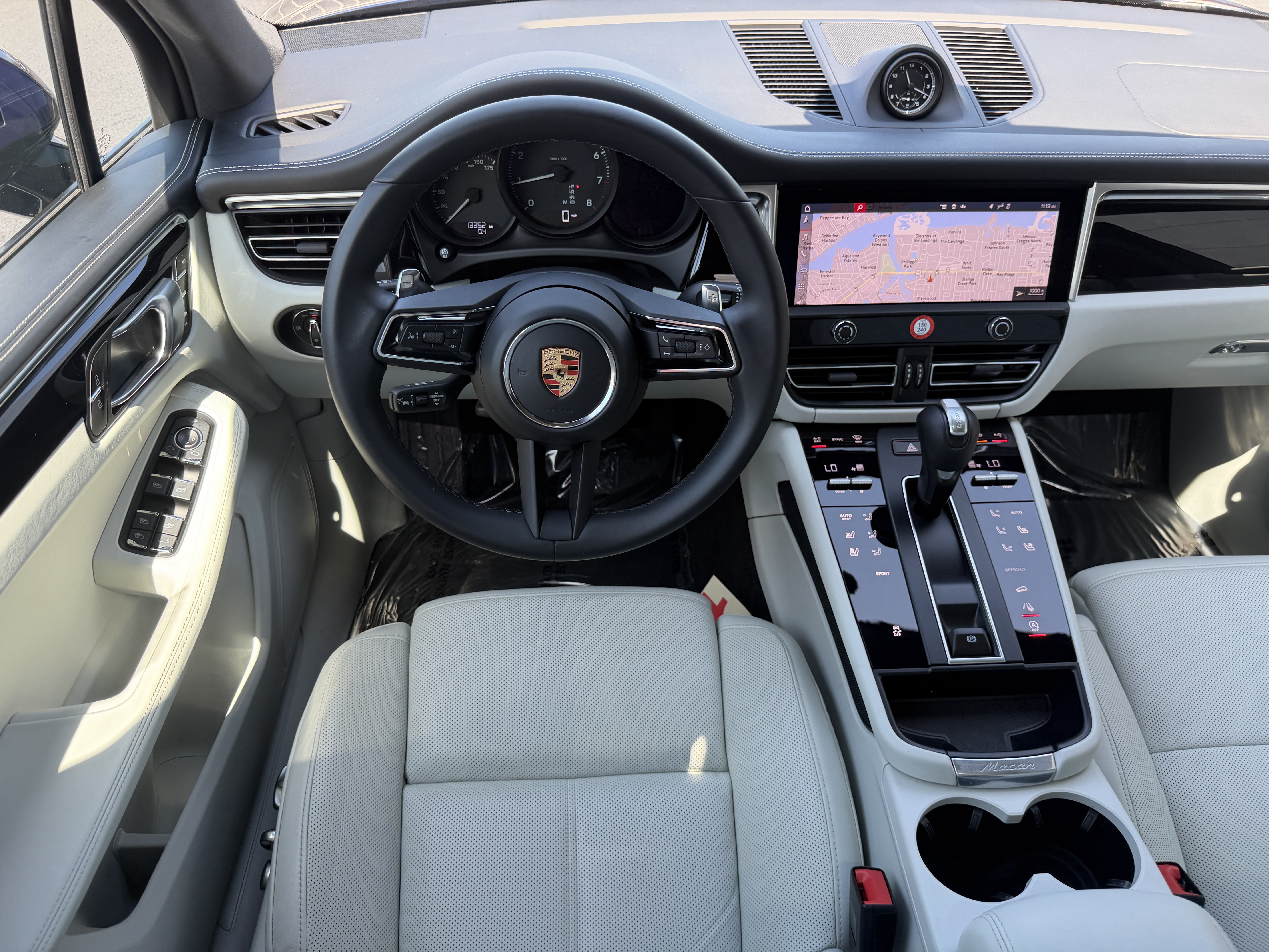 Certified 2023 Porsche Macan AWD/4WD image 21